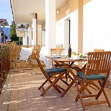 Village Apartment-pool, Parking, Garden-by Italian Apartamento Lenno