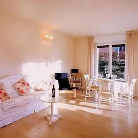 Village Apartment-pool, Parking, Garden-by Italian Apartamento Lenno