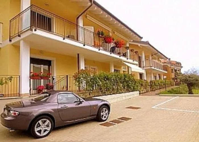 Village Apartment-pool, Parking, Garden-by Italian アパート レンノ