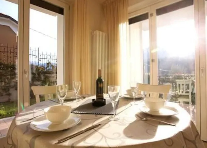 Village Apartment-pool, Parking, Garden-by Italian アパート