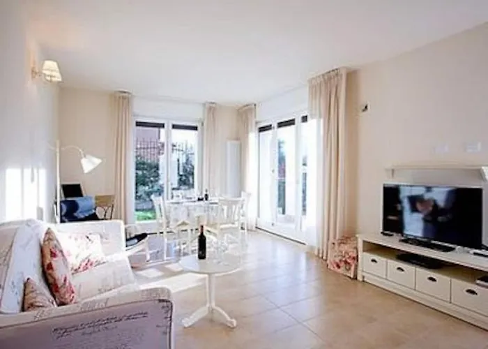 Village Apartment-pool, Parking, Garden-by Italian アパート レンノ