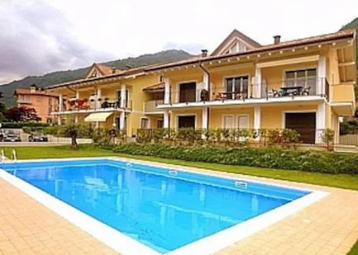 Village Apartment-pool, Parking, Garden-by Italian アパート レンノ