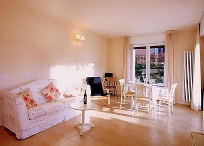 Village Apartment-pool, Parking, Garden-by Italian アパート レンノ